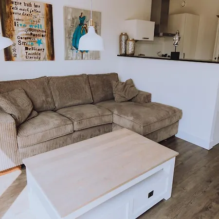 Spacious Lakeside Retreat *