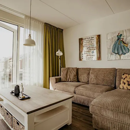 Spacious Lakeside Retreat Апартаменты