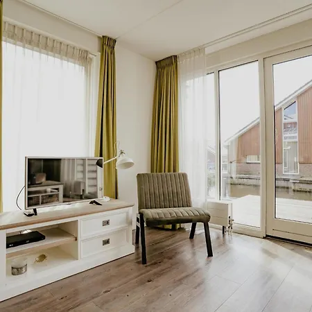 Апартаменты Spacious Lakeside Retreat Uitgeest