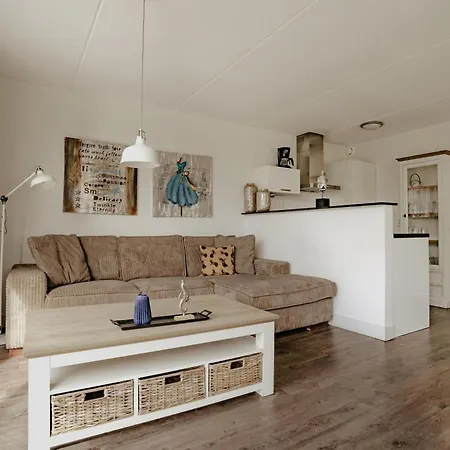 Spacious Lakeside Retreat Apartamento Uitgeest