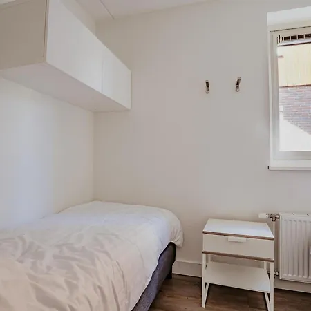 דירה Spacious Lakeside Retreat *