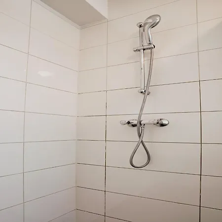 דירה Spacious Lakeside Retreat