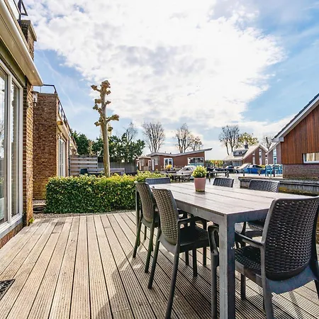 Апартаменты Spacious Lakeside Retreat Uitgeest