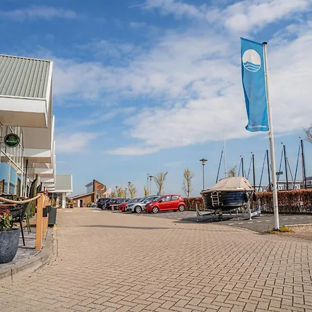 Spacious Lakeside Retreat *