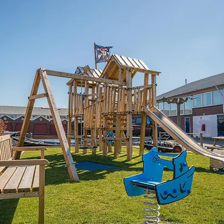 Spacious Lakeside Retreat *