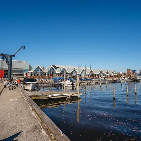 Spacious Lakeside Retreat Apartamento Uitgeest