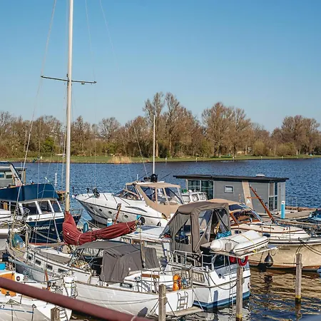 Spacious Lakeside Retreat *