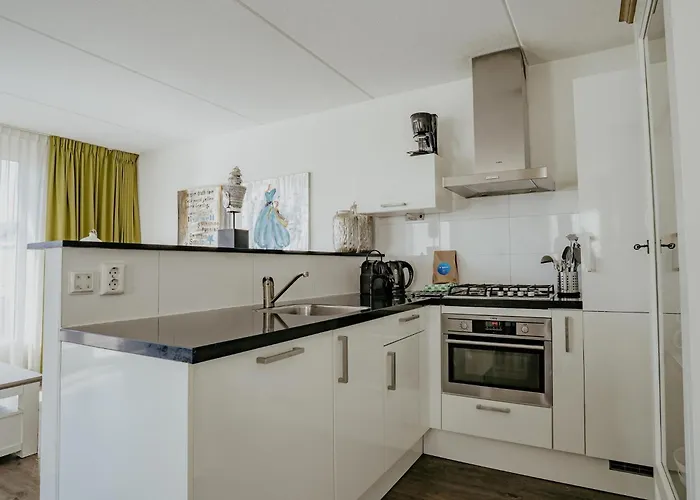 Spacious Lakeside Retreat