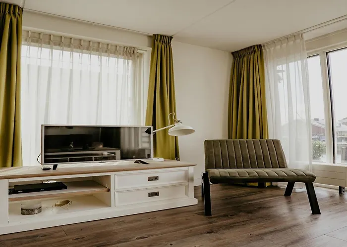 Spacious Lakeside Retreat *