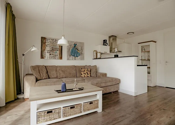 Spacious Lakeside Retreat Apartamento Uitgeest