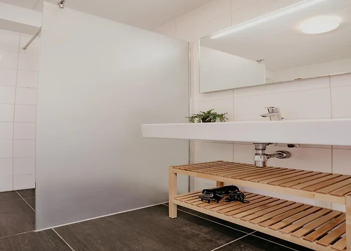 Spacious Lakeside Retreat