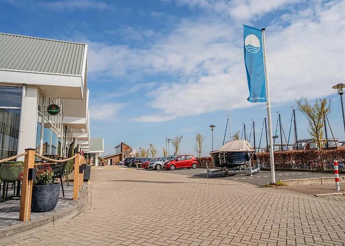 Spacious Lakeside Retreat *