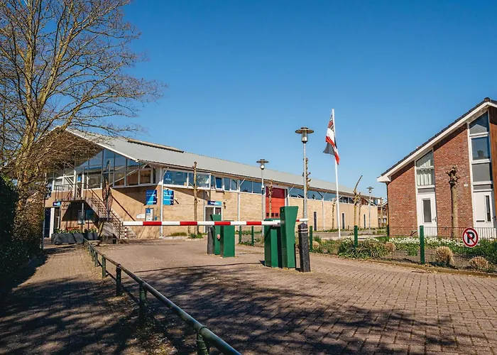 Spacious Lakeside Retreat * Uitgeest