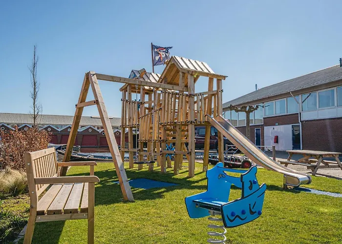 Spacious Lakeside Retreat *