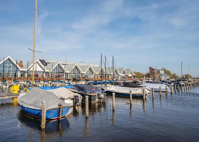 Spacious Lakeside Retreat