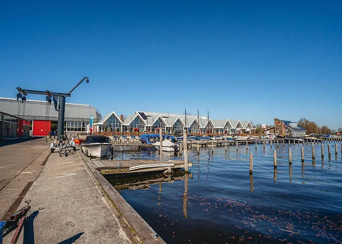 Spacious Lakeside Retreat Apartamento Uitgeest