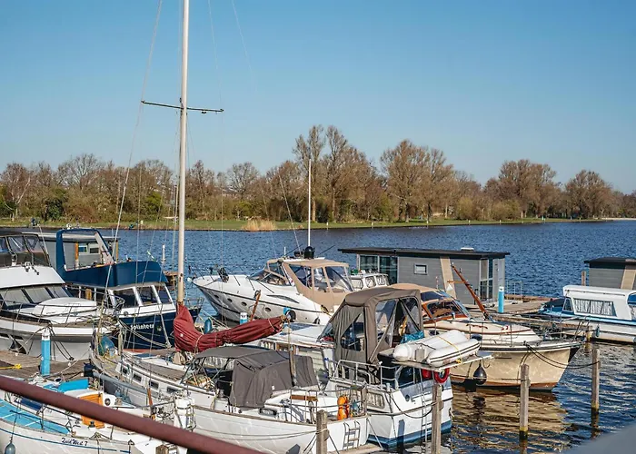 Spacious Lakeside Retreat *