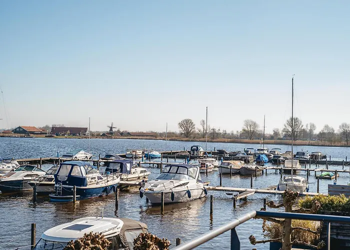 Spacious Lakeside Retreat *