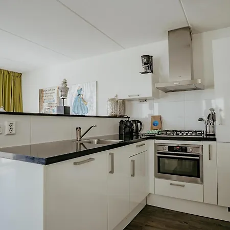 Spacious Lakeside Retreat