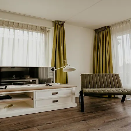 Spacious Lakeside Retreat *