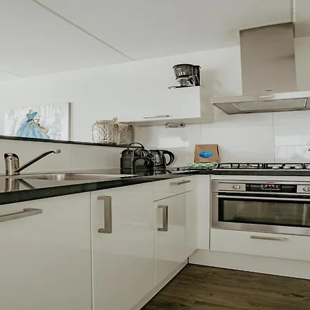 Daire Spacious Lakeside Retreat *