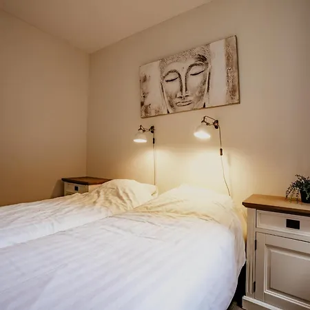 Spacious Lakeside Retreat Daire