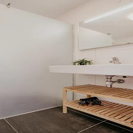 Spacious Lakeside Retreat